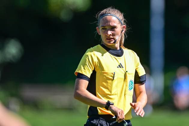 Theresa Hug (Schiedsrichterin) Einzelbild, Aktion, Action, 31.08.2025, Aschheim (Deutschland), Fussball,2. Frauen-Bundesliga, FC Bayern München II - VfL Bochuim, DFB DFL REGULATIONS PROHIBIT ANY USE OF PHOTOGRAPHS AS IMAGE SEQUENCES AND OR QUASI-VIDEO.