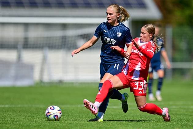 v.li.: Cecilia Way (Bochum, 11) Greta Hünten (Huenten, FCB, 33) im Zweikampf, Duell, duel, tackle, Dynamik, Action, Aktion, 31.08.2025, Aschheim (Deutschland), Fussball,2. Frauen-Bundesliga, FC Bayern München II - VfL Bochuim, DFB DFL REGULATIONS PROHIBIT ANY USE OF PHOTOGRAPHS AS IMAGE SEQUENCES AND OR QUASI-VIDEO.