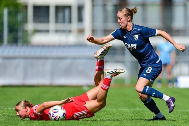 v.li.: Celina Senftl (FCB, 11) Alina Bantle (Bochum, 8) im Zweikampf, Duell, duel, tackle, Dynamik, Action, Aktion, 31.08.2025, Aschheim (Deutschland), Fussball,2. Frauen-Bundesliga, FC Bayern München II - VfL Bochuim, DFB DFL REGULATIONS PROHIBIT ANY USE OF PHOTOGRAPHS AS IMAGE SEQUENCES AND OR QUASI-VIDEO.