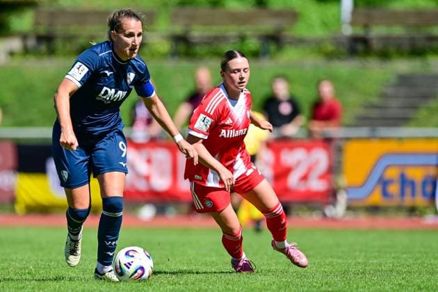 v.li.: Dörthe Hoppius (Bochum, 9) Maria Plattner (FCB, 18) im Zweikampf, Duell, duel, tackle, Dynamik, Action, Aktion, 31.08.2025, Aschheim (Deutschland), Fussball,2. Frauen-Bundesliga, FC Bayern München II - VfL Bochuim, DFB DFL REGULATIONS PROHIBIT ANY USE OF PHOTOGRAPHS AS IMAGE SEQUENCES AND OR QUASI-VIDEO.