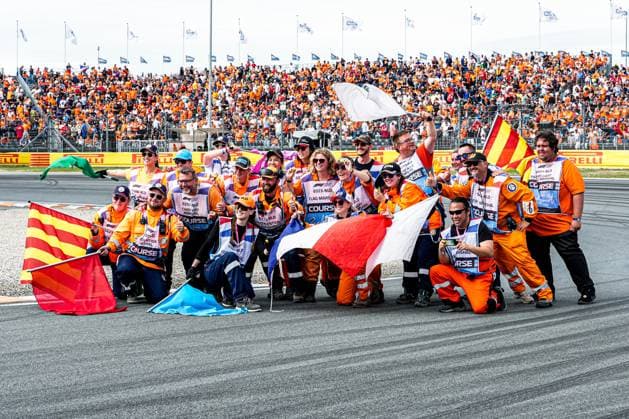 2025-08-31 F1 - Heineken Dutch GP - Grand Prix Drivers Parade ZANDVOORT, NETHERLANDS - AUGUST 31: teamphoto of staff at the Grand Prix Drivers Parade during F1 - Heineken Dutch GP on August 31, 2025 in Zandvoort, Netherlands. Zandvoort Netherlands Content not available for redistribution in The Netherlands directly or indirectly through any third parties. Copyright: xAndrexWeeningx