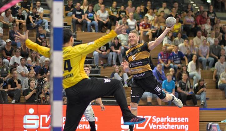 30.08.2025, Dresdens Lukas Wucherpfennig gegen Bietigheims Martin Tomovski, Handball, 2. Bundesliga, HC Elbflorenz Dresden-SG BBM Bietigheim (c) Dresden