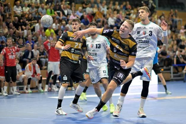 30.08.2025, Dresdens Ivar Stavast erfolgreich, re. Nikola Vlahovic, Handball, 2. Bundesliga, HC Elbflorenz Dresden-SG BBM Bietigheim (c) Dresden