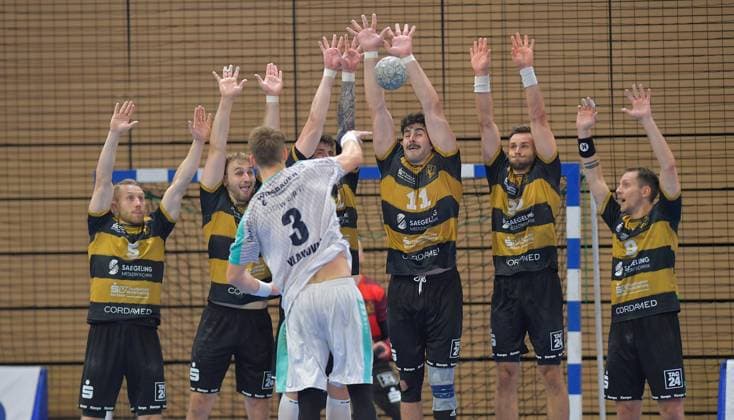 30.08.2025, Dresdens Lukas Wucherpfennig, Dresdens Anton Preußner, Dresdens Doruk Pehlivan, Dresdens Sebastian Greß und Dresdens Julius Dierberg erwarten den Freiwurf von Bietigheims Nikola Vlahovic, Handball, 2. Bundesliga, HC Elbflorenz Dresden-SG BBM Bietigheim 24:28, (c) Dresden