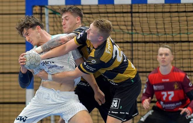 30.08.2025, Abwehrschlacht, Dresdens Oliver Seidler und Dresdens Ivar Stavast gegen Bietigheims Fynn-Luca Nicolaus, Handball, 2. Bundesliga, HC Elbflorenz Dresden-SG BBM Bietigheim (c) Dresden