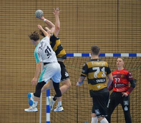30.08.2025, Dresdens Anton Preußner und Bietigheims Alex Pfeifer springen nach dem Ball, Handball, 2. Bundesliga, HC Elbflorenz Dresden-SG BBM Bietigheim 24:28, (c) Dresden