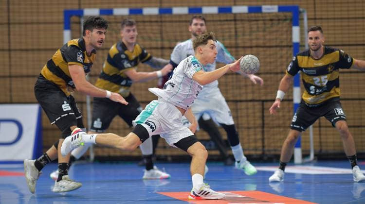 30.08.2025, Bietigheims Alen Hadzimuhamedovic beschäftigt die Dresdner Abwehr, Handball, 2. Bundesliga, HC Elbflorenz Dresden-SG BBM Bietigheim 24:28, (c) Dresden