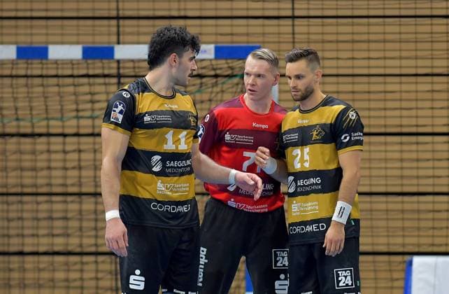 30.08.2025, Dresdens Doruk Pehlivan, Dresdens Torwart Robin Cantegrel und Dresdens Sebastian Greß besprechen sich, Handball, 2. Bundesliga, HC Elbflorenz Dresden-SG BBM Bietigheim 24:28, (c) Dresden