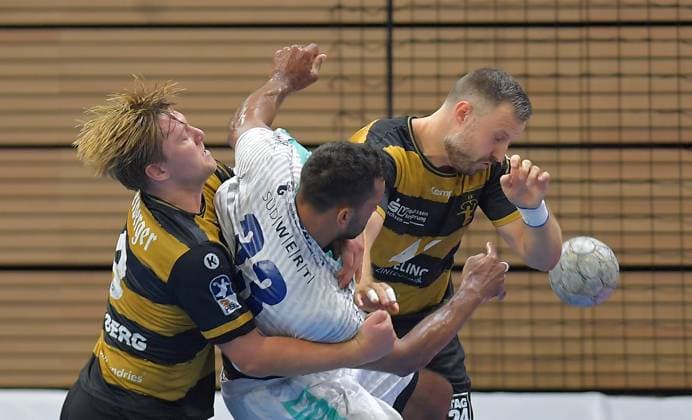 30.08.2025, Bietigheims Djibril M Bengue in der Klammer von Dresdens Viktor Petersen Norberg und Dresdens Oliver Seidler, Handball, 2. Bundesliga, HC Elbflorenz Dresden-SG BBM Bietigheim 24:28, (c) Dresden