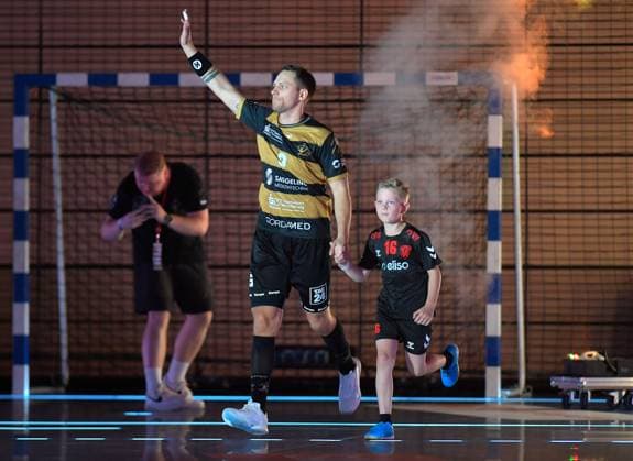 30.08.2025, Dresdens Julius Dierberg beim Einlaufen mit Einlaufkind, Handball, 2. Bundesliga, HC Elbflorenz Dresden-SG BBM Bietigheim 24:28, (c) Dresden