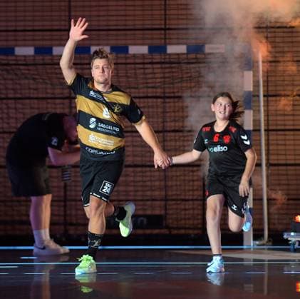 30.08.2025, Dresdens Viktor Petersen Norberg beim Einlaufen mit Einlaufkind, Handball, 2. Bundesliga, HC Elbflorenz Dresden-SG BBM Bietigheim 24:28, (c) Dresden