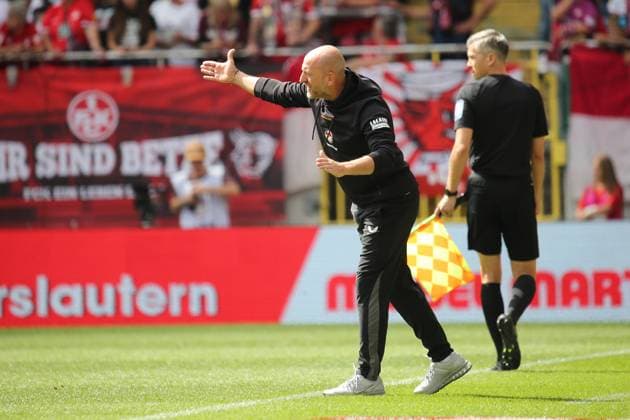 31.08.2025, xmohx, Fussball 2.Bundesliga, 1.FC Kaiserslautern - SV Darmstadt 98 v.l. Trainer Torsten Lieberknecht (1. FC Kaiserslautern) gibt Anweisungen, gestikuliert, mit den Armen gestikulieren gives instructions, gesticulate (DFL DFB REGULATIONS PROHIBIT ANY USE OF PHOTOGRAPHS as IMAGE SEQUENCES and or QUASI-VIDEO) Kaiserslautern