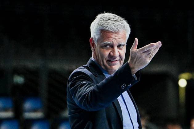 31.08.2025, xlakx, Handball Daikin HBL, Fuechse Berlin - Bergischer HC v.l. Praesident Frank Steffel (Fuechse Berlin) gibt Anweisungen, gestikuliert mit den Armen, gesticulate, gives instructions Berlin