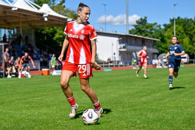 Melina Hoffmann (FCB, 29) am Ball, 31.08.2025, Aschheim (Deutschland), Fussball,2. Frauen-Bundesliga, FC Bayern München II - VfL Bochuim, DFB DFL REGULATIONS PROHIBIT ANY USE OF PHOTOGRAPHS AS IMAGE SEQUENCES AND OR QUASI-VIDEO.