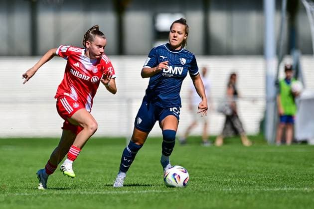v.li.: Sarah Ernst (FCB, 10) Anna Moczarski (Bochum, 10) im Zweikampf, Duell, duel, tackle, Dynamik, Action, Aktion, 31.08.2025, Aschheim (Deutschland), Fussball,2. Frauen-Bundesliga, FC Bayern München II - VfL Bochuim, DFB DFL REGULATIONS PROHIBIT ANY USE OF PHOTOGRAPHS AS IMAGE SEQUENCES AND OR QUASI-VIDEO.