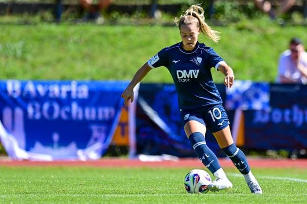 Anna Moczarski (Bochum, 10) am Ball, Freisteller, Ganzkörper, Einzelbild, Aktion, Action, 31.08.2025, Aschheim (Deutschland), Fussball,2. Frauen-Bundesliga, FC Bayern München II - VfL Bochuim, DFB DFL REGULATIONS PROHIBIT ANY USE OF PHOTOGRAPHS AS IMAGE SEQUENCES AND OR QUASI-VIDEO.