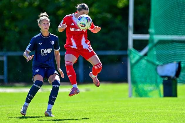 v.li.: Franziska Wenzel (Bochum, 31) Maria Plattner (FCB, 18) im Zweikampf, Duell, duel, tackle, Dynamik, Action, Aktion, 31.08.2025, Aschheim (Deutschland), Fussball,2. Frauen-Bundesliga, FC Bayern München II - VfL Bochuim, DFB DFL REGULATIONS PROHIBIT ANY USE OF PHOTOGRAPHS AS IMAGE SEQUENCES AND OR QUASI-VIDEO.
