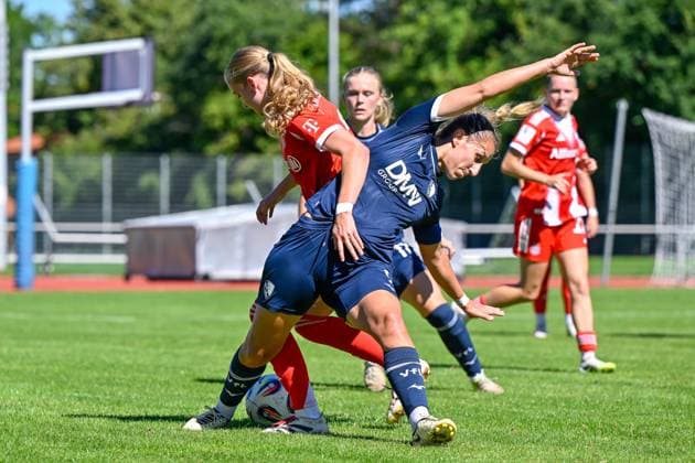 v.li.: Marie Gmeineder (FCB, 6) Dörthe Hoppius (Bochum, 9) im Zweikampf, Duell, duel, tackle, Dynamik, Action, Aktion, 31.08.2025, Aschheim (Deutschland), Fussball,2. Frauen-Bundesliga, FC Bayern München II - VfL Bochuim, DFB DFL REGULATIONS PROHIBIT ANY USE OF PHOTOGRAPHS AS IMAGE SEQUENCES AND OR QUASI-VIDEO.