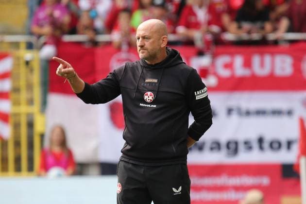 31.08.2025, xmohx, Fussball 2.Bundesliga, 1.FC Kaiserslautern - SV Darmstadt 98 v.l. Trainer Torsten Lieberknecht (1. FC Kaiserslautern) gibt Anweisungen, gestikuliert, mit den Armen gestikulieren gives instructions, gesticulate (DFL DFB REGULATIONS PROHIBIT ANY USE OF PHOTOGRAPHS as IMAGE SEQUENCES and or QUASI-VIDEO) Kaiserslautern