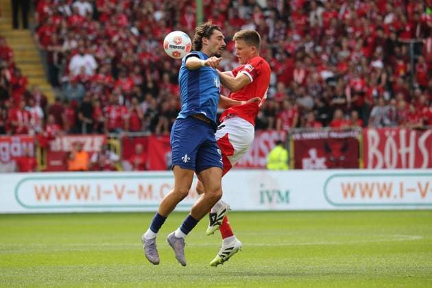 31.08.2025, xmohx, Fussball 2.Bundesliga, 1.FC Kaiserslautern - SV Darmstadt 98 v.l. Frasier Hornby (SV Darmstadt 98) Fabian Kunze (1. FC Kaiserslautern) Zweikampf, Aktion, action, battle for the ball (DFL DFB REGULATIONS PROHIBIT ANY USE OF PHOTOGRAPHS as IMAGE SEQUENCES and or QUASI-VIDEO) Kaiserslautern