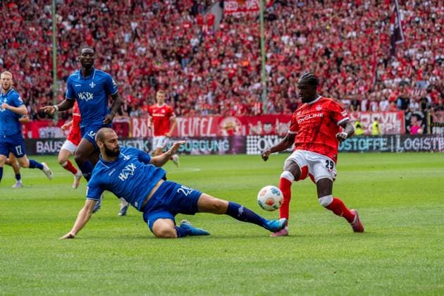 Spielszene, Zweikampf, v.l. Aleksandar Vukotic (SV Darmstadt 98, 20), Richmond Tachie (1. FC Kaiserslautern, 29), GER, 1. FC Kaiserslautern vs. SV Darmstadt 98, Fussball, 2. Bundesliga, 4. Spieltag, Saison 2025 2026, 31.08.2025, DFL REGULATIONS PROHIBIT ANY USE OF PHOTOGRAPHS AS IMAGE SEQUENCES AND OR QUASI-VIDEO, GER, 1. FC Kaiserslautern vs. SV Darmstadt 98, Fussball, 2. Bundesliga, 4. Spieltag, Saison 2025 2026, 31.08.2025 Kaiserslautern
