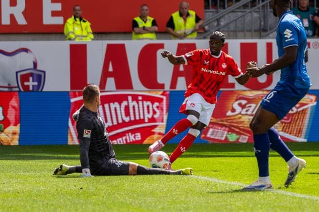 Spielszene, Marcel Schuhen (SV Darmstadt 98, 01) pariert einen Schuss von Richmond Tachie (1. FC Kaiserslautern, 29), GER, 1. FC Kaiserslautern vs. SV Darmstadt 98, Fussball, 2. Bundesliga, 4. Spieltag, Saison 2025 2026, 31.08.2025, DFL REGULATIONS PROHIBIT ANY USE OF PHOTOGRAPHS AS IMAGE SEQUENCES AND OR QUASI-VIDEO, GER, 1. FC Kaiserslautern vs. SV Darmstadt 98, Fussball, 2. Bundesliga, 4. Spieltag, Saison 2025 2026, 31.08.2025 Kaiserslautern