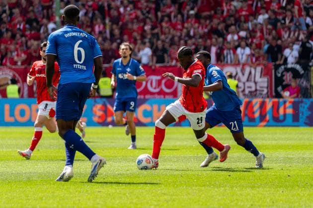 Spielszene, Offensivaktion, Dribbling, v.l. Patric Pfeiffer (SV Darmstadt 98, 06), Richmond Tachie (1. FC Kaiserslautern, 29), Merveille Papela (SV Darmstadt 98, 21), GER, 1. FC Kaiserslautern vs. SV Darmstadt 98, Fussball, 2. Bundesliga, 4. Spieltag, Saison 2025 2026, 31.08.2025, DFL REGULATIONS PROHIBIT ANY USE OF PHOTOGRAPHS AS IMAGE SEQUENCES AND OR QUASI-VIDEO, GER, 1. FC Kaiserslautern vs. SV Darmstadt 98, Fussball, 2. Bundesliga, 4. Spieltag, Saison 2025 2026, 31.08.2025 Kaiserslautern