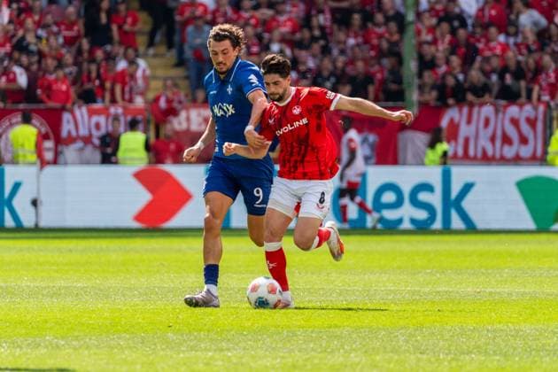Spielszene, Zweikampf, Ballaktion, v.l. Fraser Hornby (SV Darmstadt 98, 09), Semih Sahin (1. FC Kaiserslautern, 08), GER, 1. FC Kaiserslautern vs. SV Darmstadt 98, Fussball, 2. Bundesliga, 4. Spieltag, Saison 2025 2026, 31.08.2025, DFL REGULATIONS PROHIBIT ANY USE OF PHOTOGRAPHS AS IMAGE SEQUENCES AND OR QUASI-VIDEO, GER, 1. FC Kaiserslautern vs. SV Darmstadt 98, Fussball, 2. Bundesliga, 4. Spieltag, Saison 2025 2026, 31.08.2025 Kaiserslautern