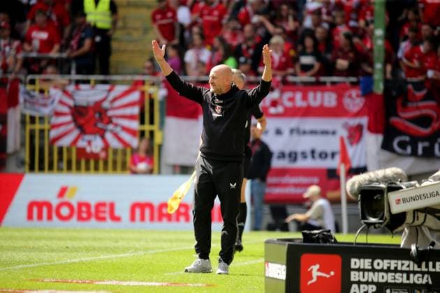 31.08.2025, xmohx, Fussball 2.Bundesliga, 1.FC Kaiserslautern - SV Darmstadt 98 v.l. Trainer Torsten Lieberknecht (1. FC Kaiserslautern) gibt Anweisungen, gestikuliert, mit den Armen gestikulieren gives instructions, gesticulate (DFL DFB REGULATIONS PROHIBIT ANY USE OF PHOTOGRAPHS as IMAGE SEQUENCES and or QUASI-VIDEO) Kaiserslautern