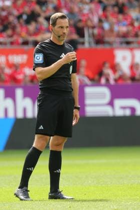 31.08.2025, xmohx, Fussball 2.Bundesliga, 1.FC Kaiserslautern - SV Darmstadt 98 v.l. Schiedsrichter Referee Benjamin Brand (DFL DFB REGULATIONS PROHIBIT ANY USE OF PHOTOGRAPHS as IMAGE SEQUENCES and or QUASI-VIDEO) Kaiserslautern