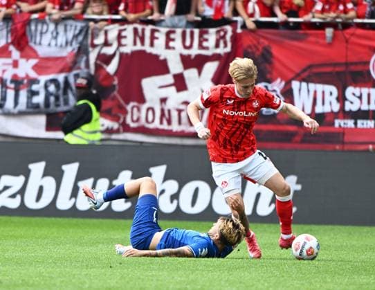 Fussball - 2. Bundesliga - Saison 2025 26 1. FC Kaiserslautern 31.8..2025 Fritz-Walter-Stadion 1. FC Kaiserslautern (fck) - SV Darmstadt 98 (da) Luca MARSEILER(SV Darmstadt 98), li - Mika HAAS (1. FC Kaiserslautern) 1. FC Kaiserslautern