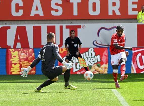Fussball - 2. Bundesliga - Saison 2025 26 1. FC Kaiserslautern 31.8..2025 Fritz-Walter-Stadion 1. FC Kaiserslautern (fck) - SV Darmstadt 98 (da) Torwart Marcel SCHUHEN (SV Darmstadt 98), li - Richmond TACHIE (1. FC Kaiserslautern) 1. FC Kaiserslautern