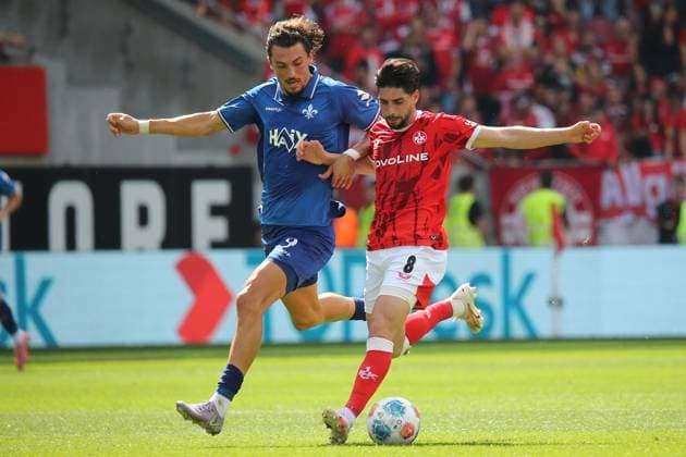 31.08.2025, xmohx, Fussball 2.Bundesliga, 1.FC Kaiserslautern - SV Darmstadt 98 v.l. Frasier Hornby (SV Darmstadt 98) Semih Sahin (1. FC Kaiserslautern) Zweikampf, Aktion, action, battle for the ball (DFL DFB REGULATIONS PROHIBIT ANY USE OF PHOTOGRAPHS as IMAGE SEQUENCES and or QUASI-VIDEO) Kaiserslautern