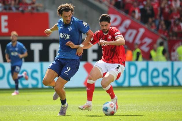31.08.2025, xmohx, Fussball 2.Bundesliga, 1.FC Kaiserslautern - SV Darmstadt 98 v.l. Frasier Hornby (SV Darmstadt 98) Semih Sahin (1. FC Kaiserslautern) Zweikampf, Aktion, action, battle for the ball (DFL DFB REGULATIONS PROHIBIT ANY USE OF PHOTOGRAPHS as IMAGE SEQUENCES and or QUASI-VIDEO) Kaiserslautern