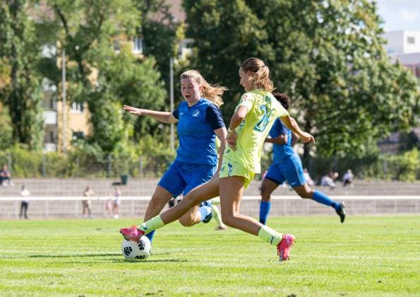 Fussball, Frauen, Saison 2025 2026, Regionalliga Nordost (1. Spieltag), Türkiyemspor Berlin - Hertha BSC, v.l. Lina Katharina Vianden (Türkiyemspor), Lotte Reimold (Hertha), 31.08. 2025, Copyright: xSebastianxRäppold MatthiasxKochx