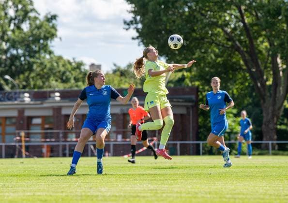 Fussball, Frauen, Saison 2025 2026, Regionalliga Nordost (1. Spieltag), Türkiyemspor Berlin - Hertha BSC, v.l. Lina Katharina Vianden (Türkiyemspor), Elfie Wellhausen (Hertha), 31.08. 2025, Copyright: xSebastianxRäppold MatthiasxKochx