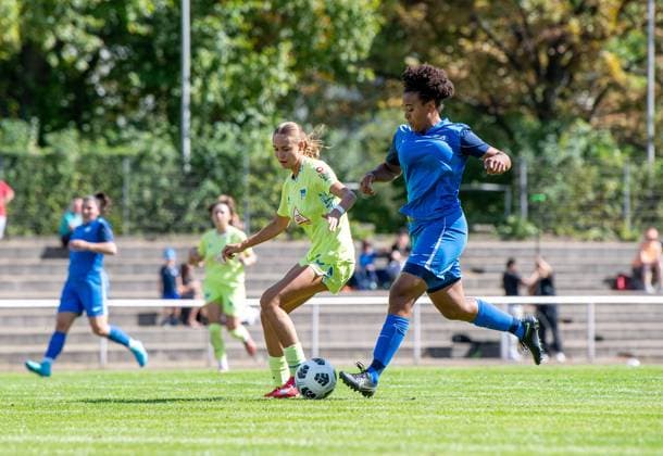 Fussball, Frauen, Saison 2025 2026, Regionalliga Nordost (1. Spieltag), Türkiyemspor Berlin - Hertha BSC, v.l. Lotte Reimold (Hertha), Lutricia Michalke (Türkiyemspor), 31.08. 2025, Copyright: xSebastianxRäppold MatthiasxKochx