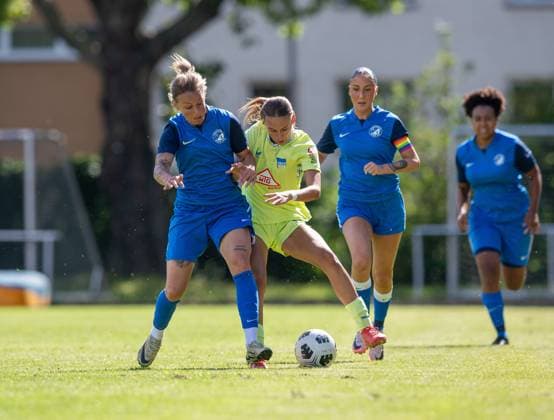 Fussball, Frauen, Saison 2025 2026, Regionalliga Nordost (1. Spieltag), Türkiyemspor Berlin - Hertha BSC, v.l. Angelina Lübcke (Türkiyemspor), Lotte Reimold (Hertha), Alexandra Almasalme (Türkiyemspor), Lutricia Michalke (Türkiyemspor), 31.08. 2025, Copyright: xSebastianxRäppold MatthiasxKochx