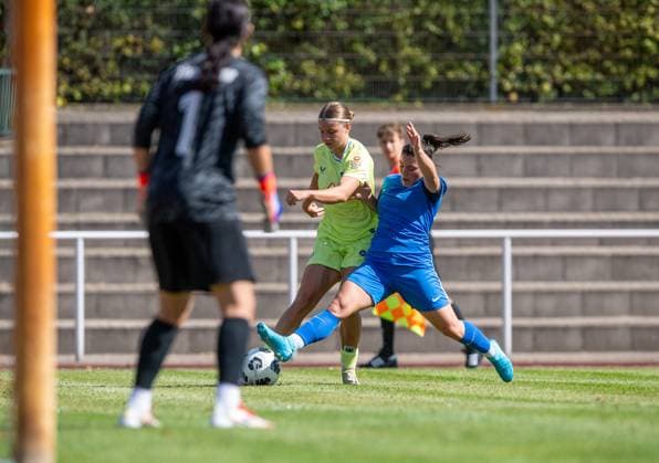 Fussball, Frauen, Saison 2025 2026, Regionalliga Nordost (1. Spieltag), Türkiyemspor Berlin - Hertha BSC, v.l. Torhüterin Kevser Gündogdu (Türkiyemspor), Ronja Borchmeyer (Hertha), Lena-Marie Wolter Cosme (Türkiyemspor), 31.08. 2025, Copyright: xSebastianxRäppold MatthiasxKochx