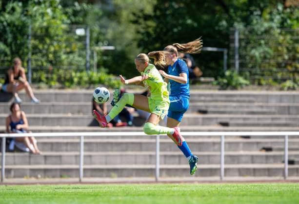 Fussball, Frauen, Saison 2025 2026, Regionalliga Nordost (1. Spieltag), Türkiyemspor Berlin - Hertha BSC, v.l. Elfie Wellhausen (Hertha), Lina Katharina Vianden (Türkiyemspor), 31.08. 2025, Copyright: xSebastianxRäppold MatthiasxKochx