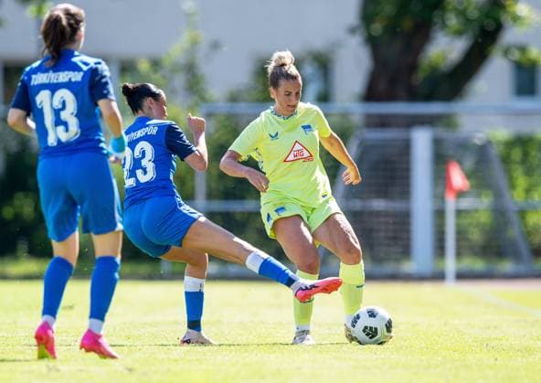 Fussball, Frauen, Saison 2025 2026, Regionalliga Nordost (1. Spieltag), Türkiyemspor Berlin - Hertha BSC, v.l. Lena Pflanz (Türkiyemspor), Alexandra Almasalme (Türkiyemspor), Jennifer Cramer (Hertha), 31.08. 2025, Copyright: xSebastianxRäppold MatthiasxKochx