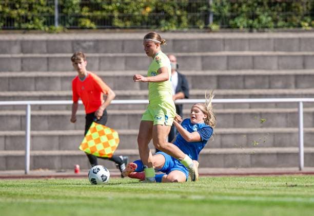 Fussball, Frauen, Saison 2025 2026, Regionalliga Nordost (1. Spieltag), Türkiyemspor Berlin - Hertha BSC, v.l. Ronja Borchmeyer (Hertha), Meliah Hartmann (Türkiyemspor), 31.08. 2025, Copyright: xSebastianxRäppold MatthiasxKochx