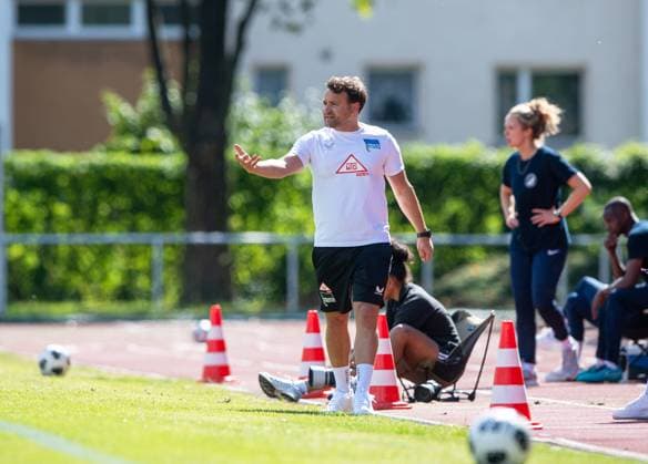 Fussball, Frauen, Saison 2025 2026, Regionalliga Nordost (1. Spieltag), Türkiyemspor Berlin - Hertha BSC, Trainer Tobias Kurbjuweit (Hertha), 31.08. 2025, Copyright: xSebastianxRäppold MatthiasxKochx