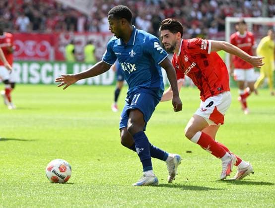Fussball - 2. Bundesliga - Saison 2025 26 1. FC Kaiserslautern 31.8..2025 Fritz-Walter-Stadion 1. FC Kaiserslautern (fck) - SV Darmstadt 98 (da) Merveille PAPELA (SV Darmstadt 98), li - Semih SAHIN (1. FC Kaiserslautern) 1. FC Kaiserslautern