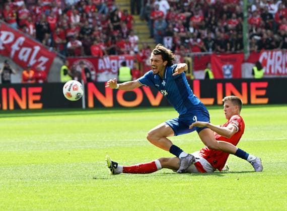 Fussball - 2. Bundesliga - Saison 2025 26 1. FC Kaiserslautern 31.8..2025 Fritz-Walter-Stadion 1. FC Kaiserslautern (fck) - SV Darmstadt 98 (da) Fraser HORNBY (SV Darmstadt 98), li - Fabian KUNZE (1. FC Kaiserslautern) 1. FC Kaiserslautern