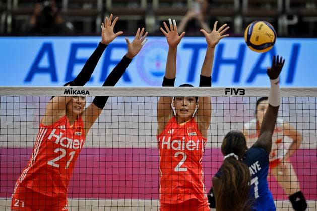 China v France - FIVB Women’s World Volleyball Championship BANGKOK, THAILAND - AUGUST 31: Yushan Zhuang (2) and Yi Gao (21) of China in action during the FIVB Women s World Volleyball Championship match between China and France at Huamark Indoor Stadium in Bangkok, Thailand on August 31, 2025. Mustafa Hatipoglu Anadolu Banghok Thailand. Editorial use only. Please get in touch for any other usage.  Copyright: x2025xAnadoluxMustafaxHatipoglux