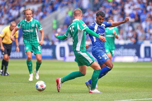 Magdeburg, Sachsen-Anhalt, Deutschland, 31.08.2025: Avnet Arena: 4. Spieltag, Saison 2025 26, 2. Fußball-Bundesliga: 1. FC Magdeburg - Greuther Fürth: Brynjar Ingi Bjarnason (25, Greuther Fürth) und Rayan Ghrieb (29, 1. FC Magdeburg) im Zweikampf; Mathias Olesen (08, Greuther Fürth) schaut zu