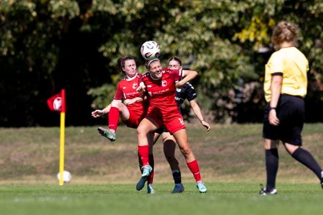 Regionalliga-Nordost Frauen: 1. FFV Erfurt vs. 1. FC Magdeburg; Erfurt; 31.08.2025 Tessa Berger ( 16; 1. FFV Erfurt) (am Ball) und Katja Groll ( 14; 1. FFV Erfurt) (links) gegen Neele Abraham ( 18; 1. FC Magdeburg) Regionalliga-Nordost Frauen: 1. FFV Erfurt vs.1. FC Magdeburg; Sportforum Johannesplatz Erfurt; 31.08.2025 Copyright: xBEAUTIFULxSPORTS Duehringx
