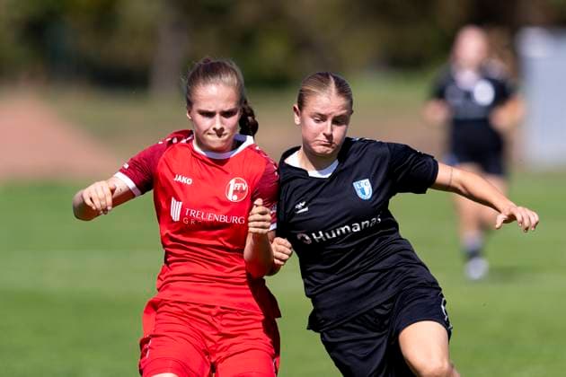Regionalliga-Nordost Frauen: 1. FFV Erfurt vs. 1. FC Magdeburg; Erfurt; 31.08.2025 Neele Gast ( 11; 1. FFV Erfurt) gegen Johanna Giese ( 26; 1. FC Magdeburg) Regionalliga-Nordost Frauen: 1. FFV Erfurt vs.1. FC Magdeburg; Sportforum Johannesplatz Erfurt; 31.08.2025 Copyright: xBEAUTIFULxSPORTS Duehringx