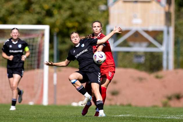 Regionalliga-Nordost Frauen: 1. FFV Erfurt vs. 1. FC Magdeburg; Erfurt; 31.08.2025 Neele Gast ( 11; 1. FFV Erfurt) gegen Johanna Giese ( 26; 1. FC Magdeburg) Regionalliga-Nordost Frauen: 1. FFV Erfurt vs.1. FC Magdeburg; Sportforum Johannesplatz Erfurt; 31.08.2025 Copyright: xBEAUTIFULxSPORTS Duehringx